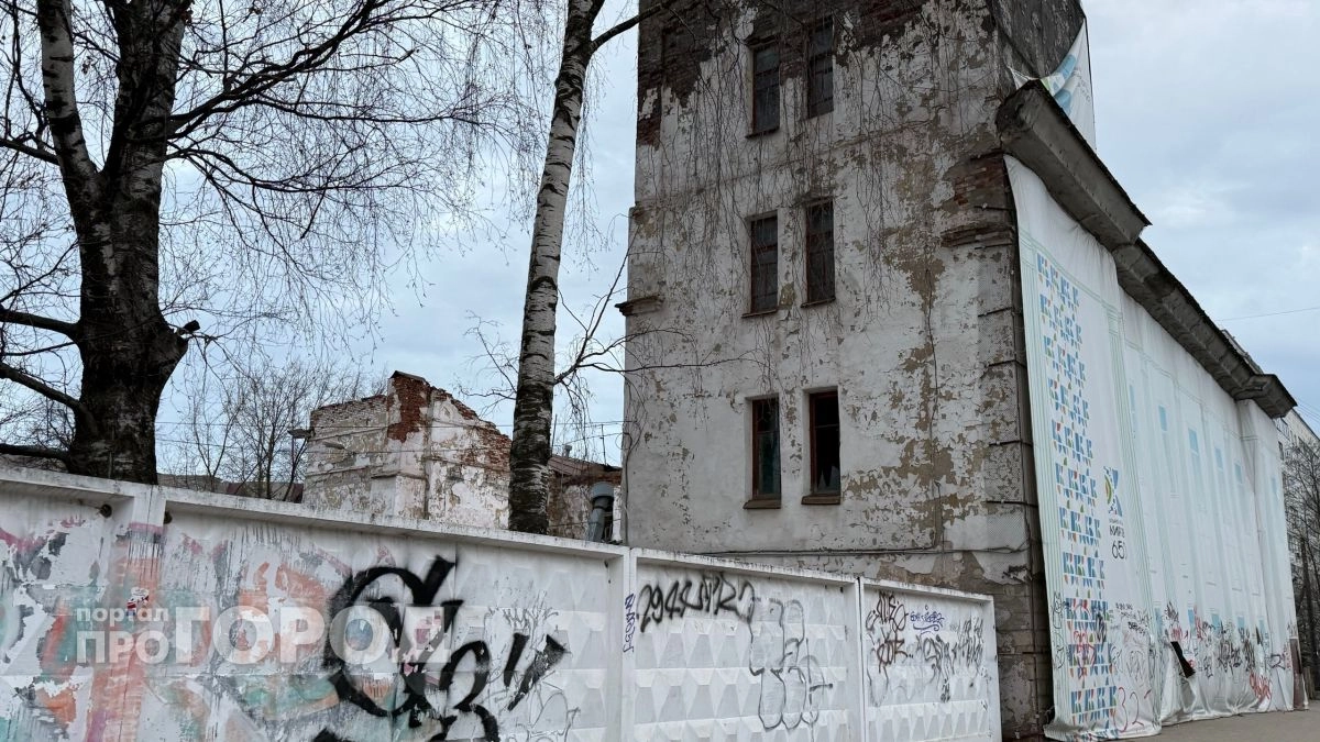 "Позор прикрыли баннером": кировчане требуют спасти уникальную пожарную часть на Октябрьском проспекте 