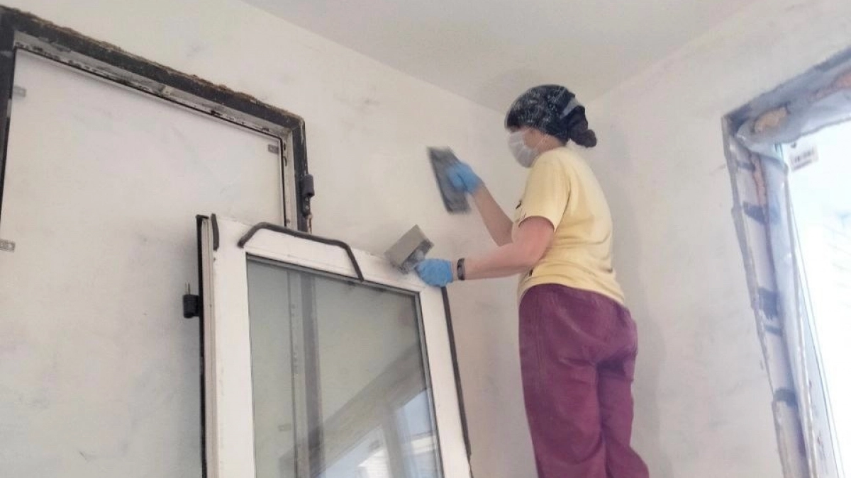 Забудьте про обои: чем отделывают стены в 2026 году и почему дизайнеры отказываются от бумажных покрытий