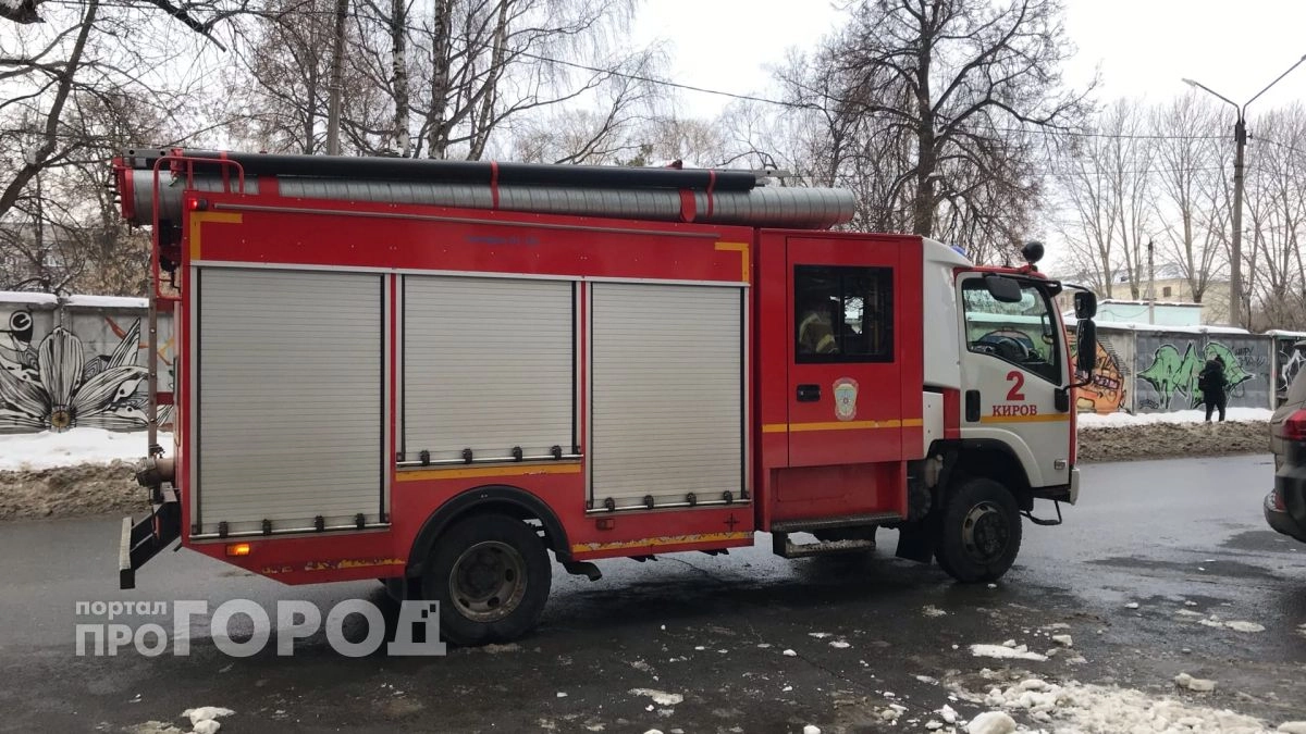 В Кирове тушили полыхающий гараж