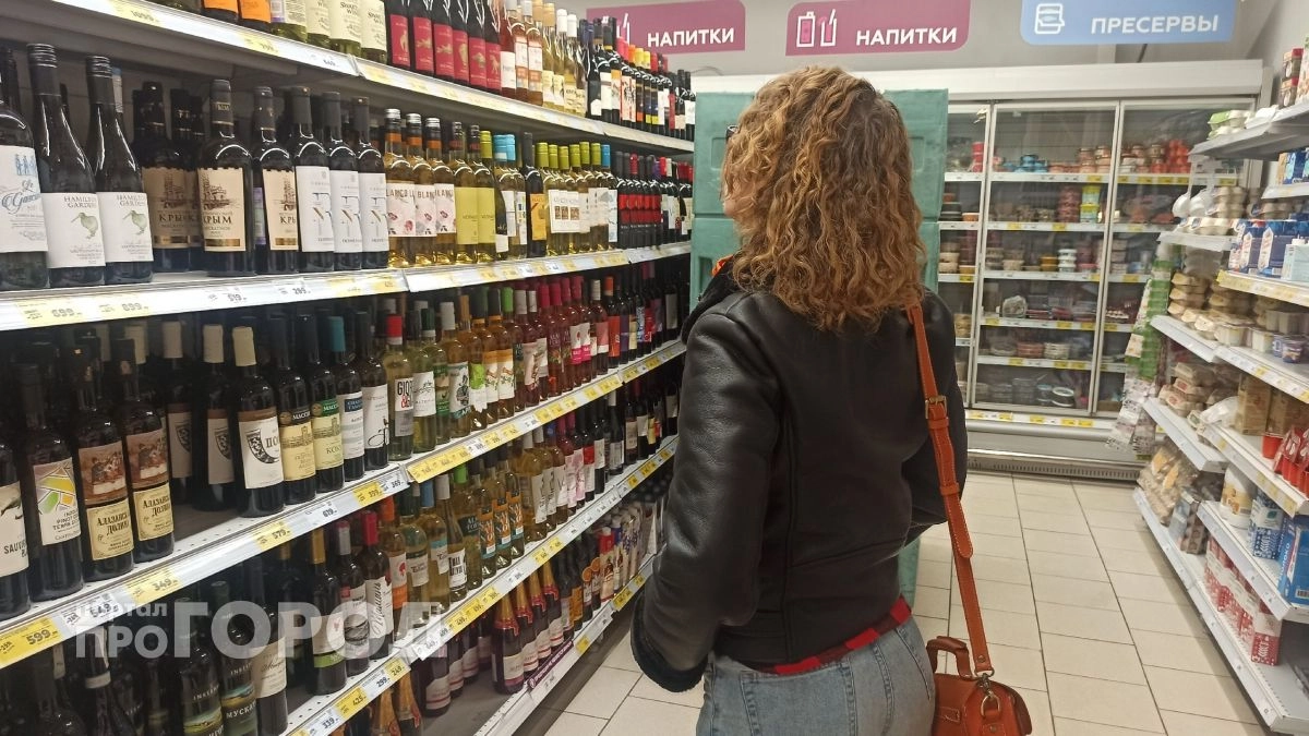 Спрятала под куртку и пошла к выходу: в Кирове задержали женщину за кражу водки