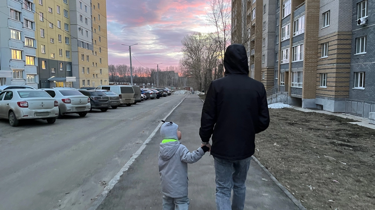 Не кладите деньги в банк, если получаете пособие — иначе отнимут. Вот как это работает