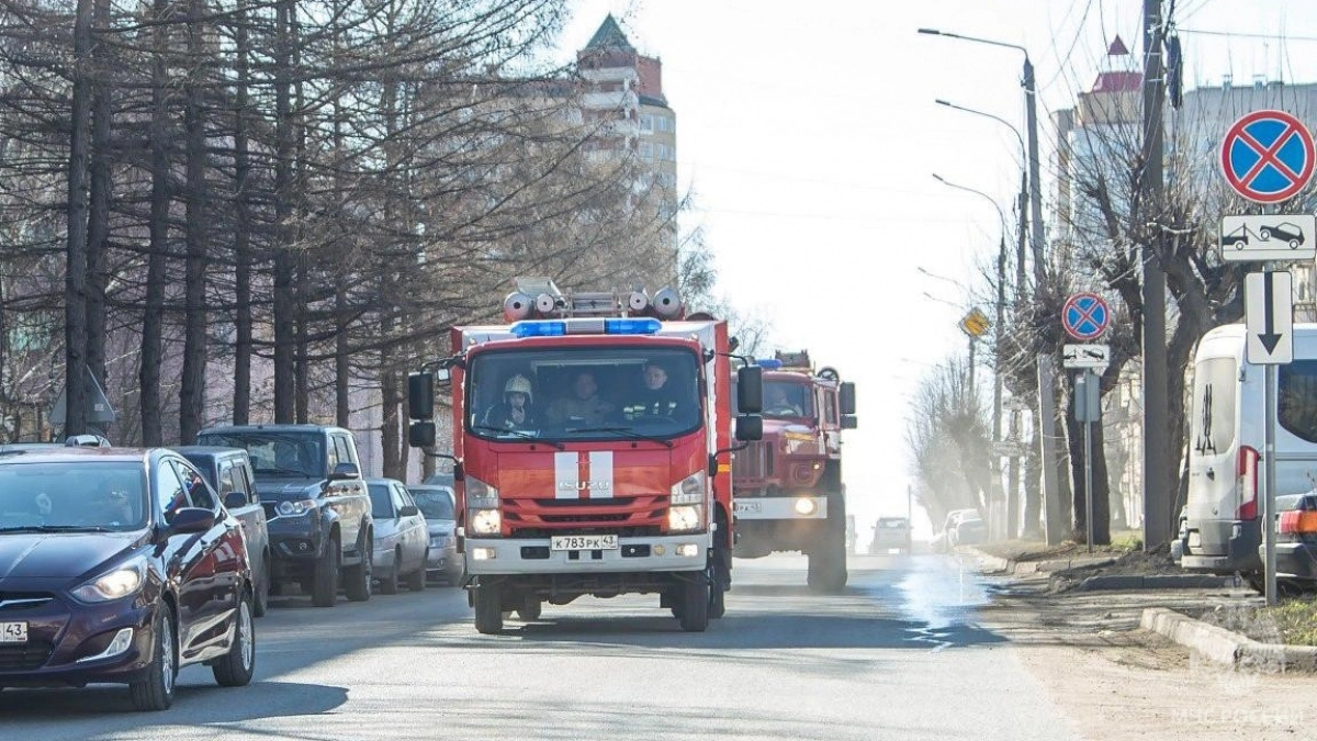 14 спасателей боролись с огнем в четырехквартирном доме под Кировом