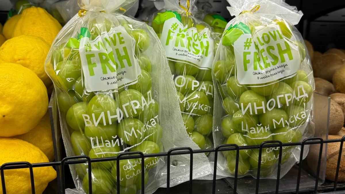 В магазинах появился огромный "пластиковый" виноград из Китая: что это такое и можно ли его есть? Отвечает биолог