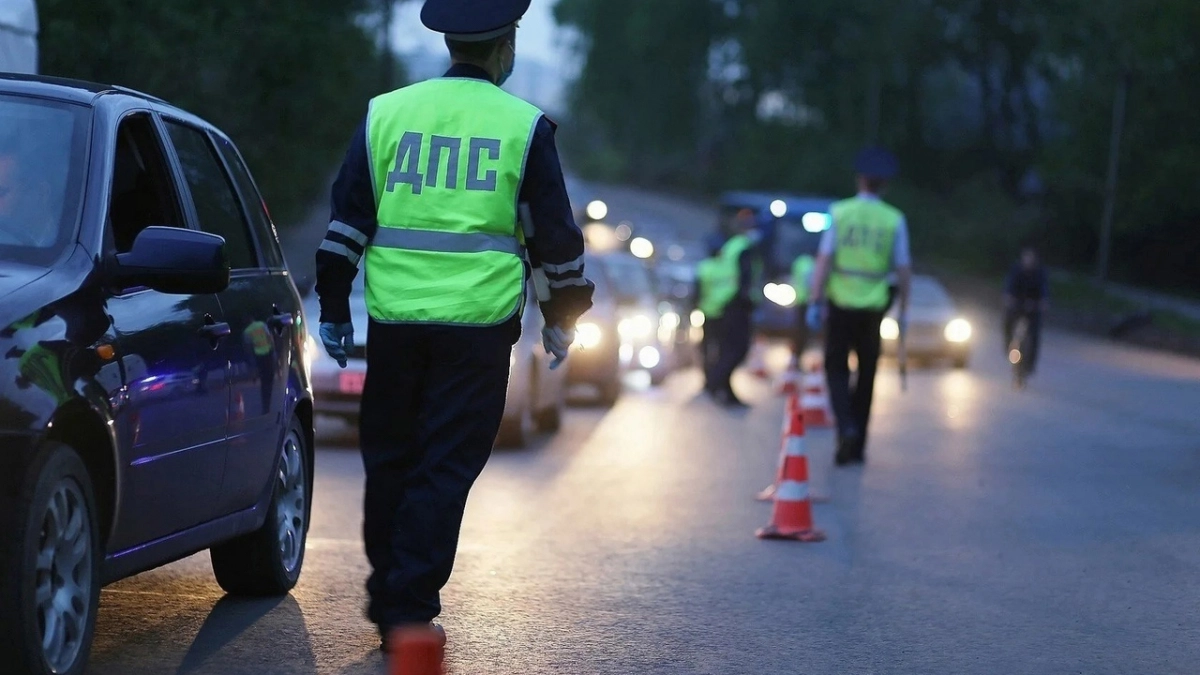 Вышел из машины, иду по делам, инспектор ГАИ догоняет и требует права – что делать водителю