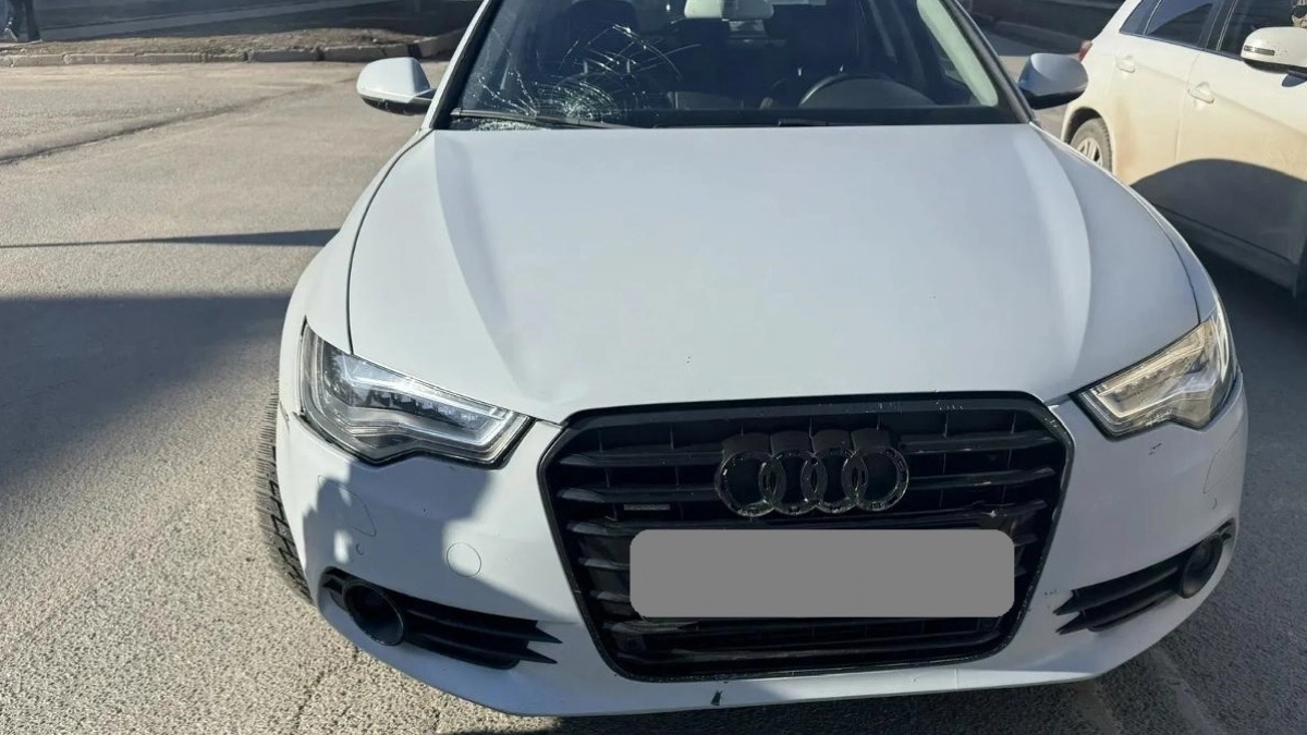 44-летний кировчанин на электровелосипеде попал под колеса Audi A6