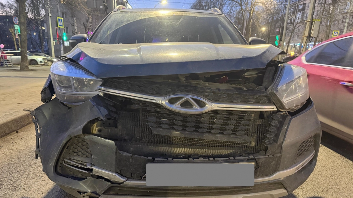 Юный водитель ВАЗ-2114 пострадал в столкновении с иномаркой в Кирове