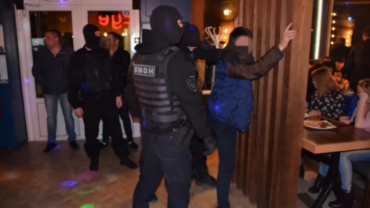 В Кирове у одного из клубов мужчина получил смертельный удар в лицо