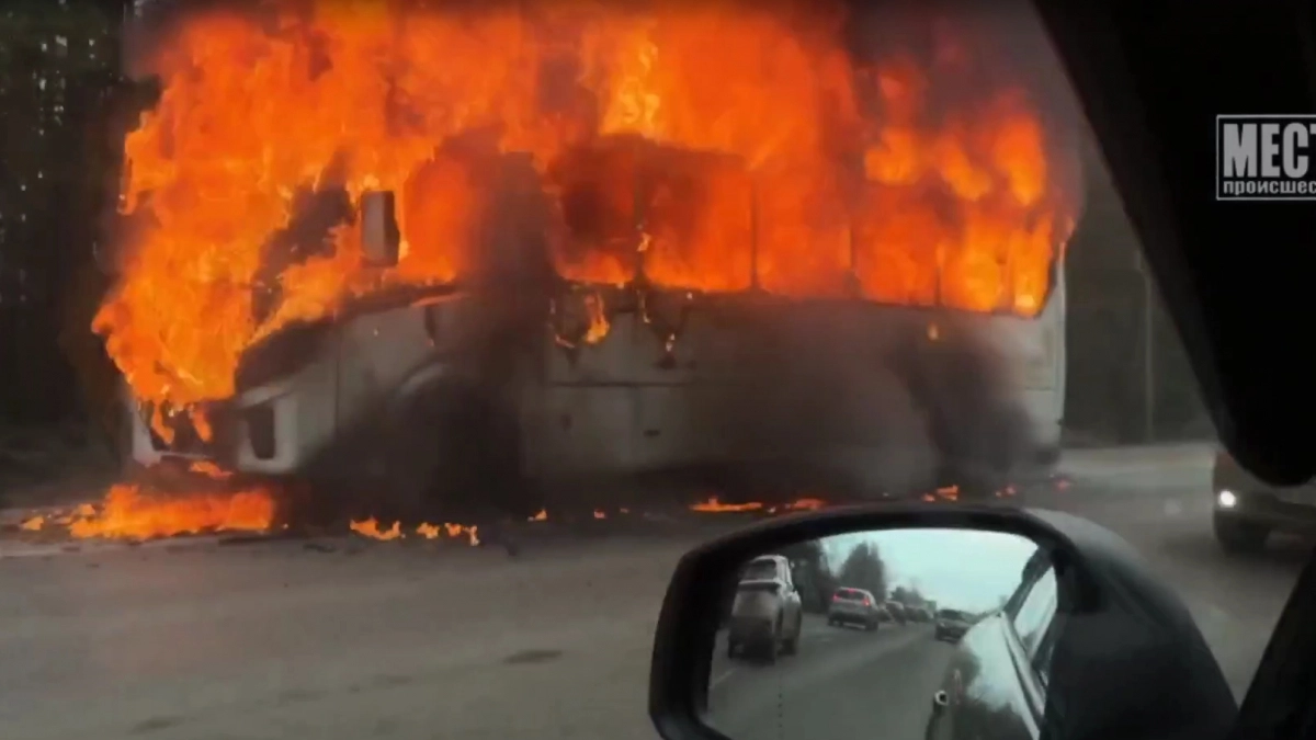 Появилось видео сгоревшего на Победиловском тракте рейсового автобуса №116