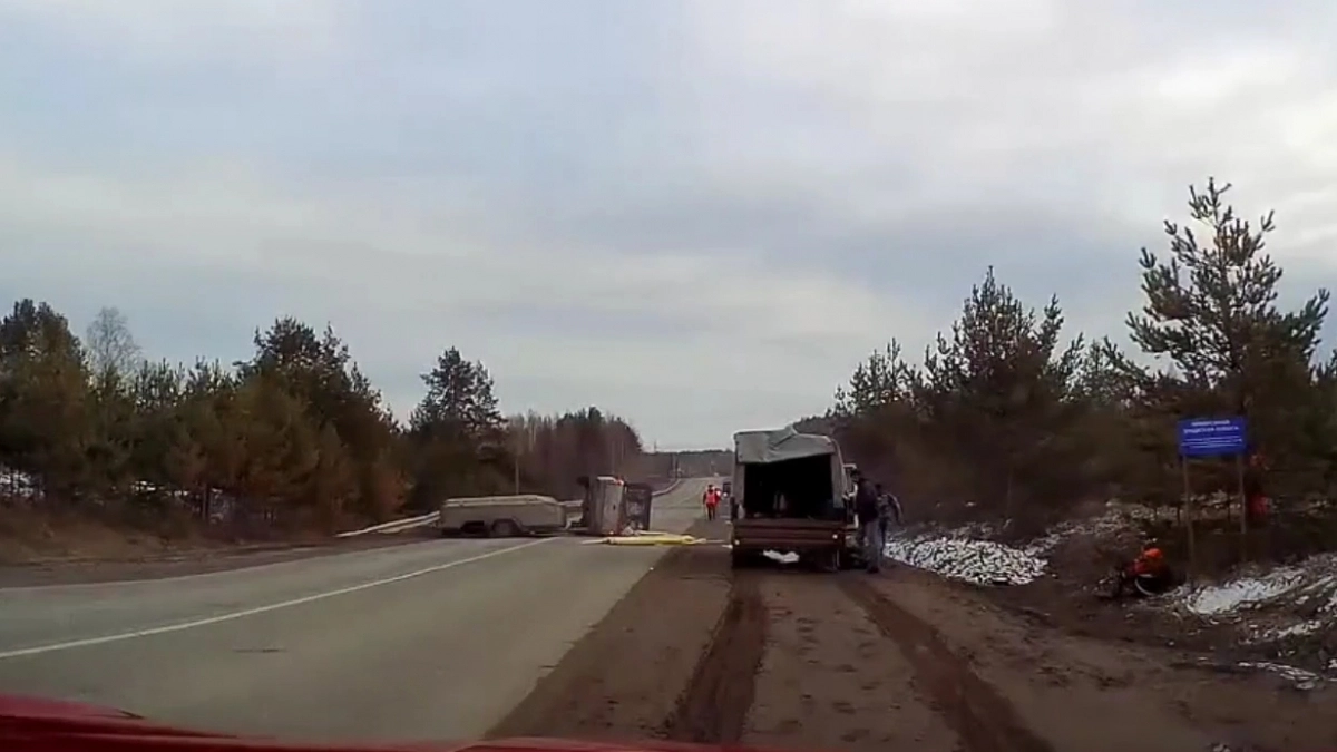 Рабочие в прыжке спасались от опрокинувшегося пикапа в Куменском районе