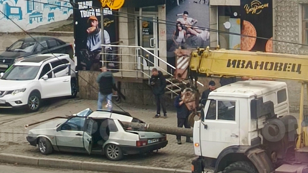 В Кирове опора ЛЭП упала на легковушку