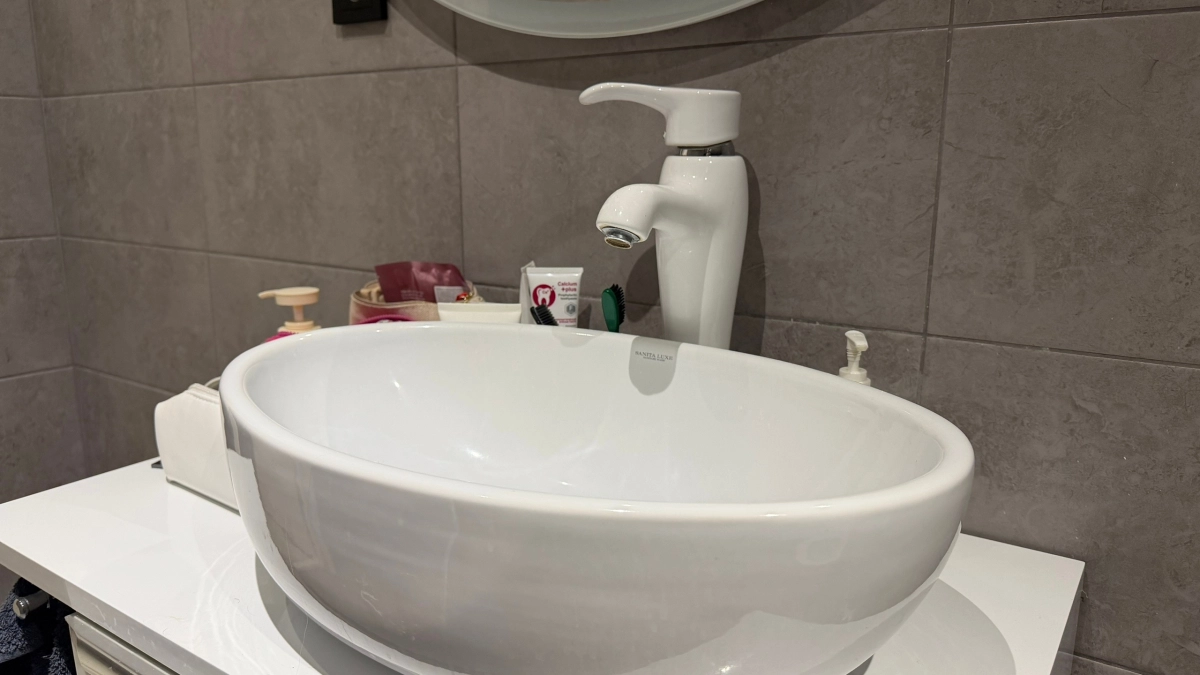 Когда уезжаю из дома, всегда кладу в раковину стакан и лист бумаги: радуюсь своей смекалке