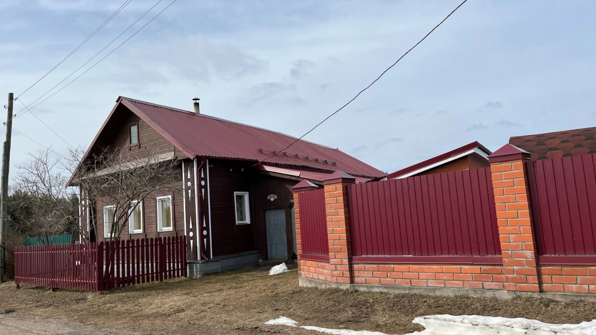 Всегда монтируйте забор лицевой стороной к соседскому участку - вот почему это важно