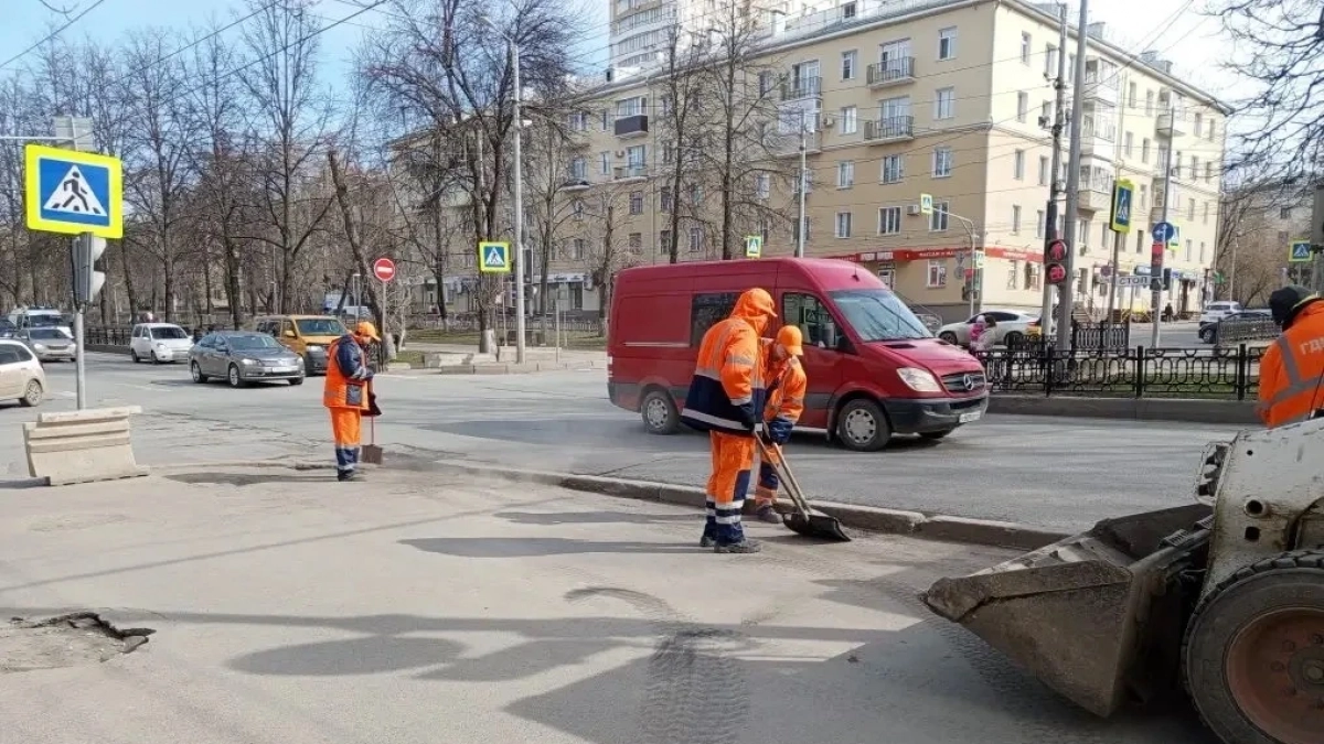 В Кирове убрали 1500 тонн смета с проезжих частей и прибордюрных зон
