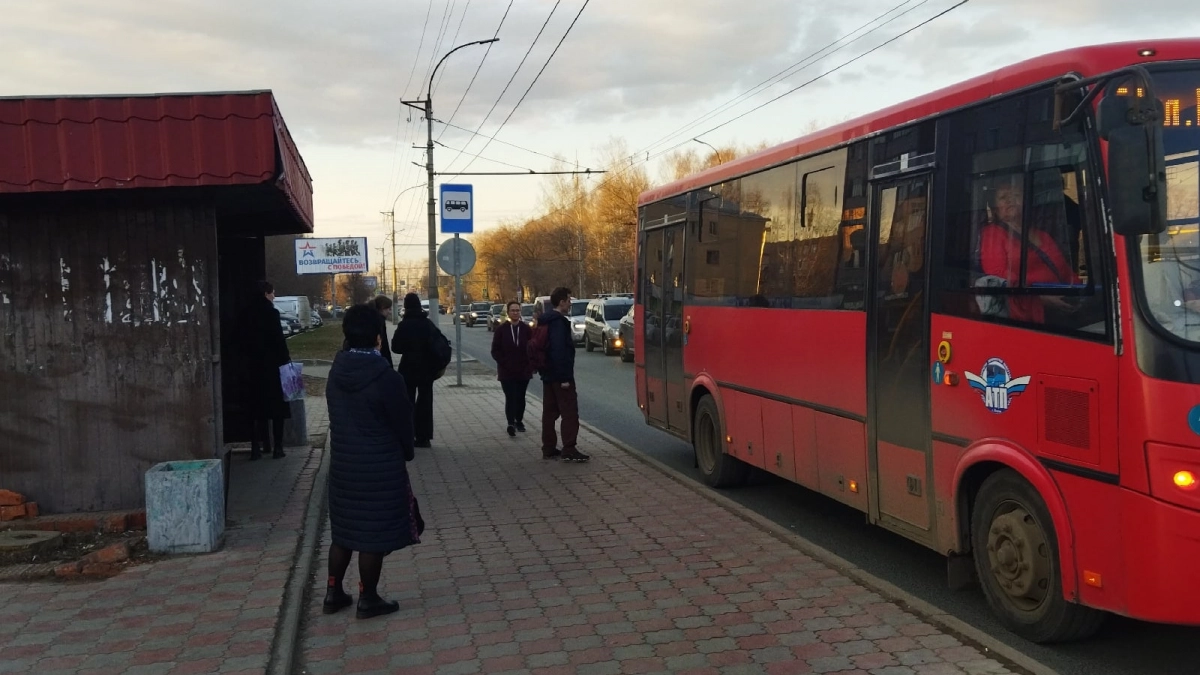 "Ждем по часу автобус, а водители еще двери перед носом закрывают!": кировчане о проблемах с общественным транспортом