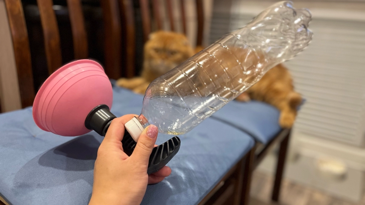 Надеваю пластиковую бутылку на руку и радуюсь своей смекалке: родные смеются, а результат - потрясающий