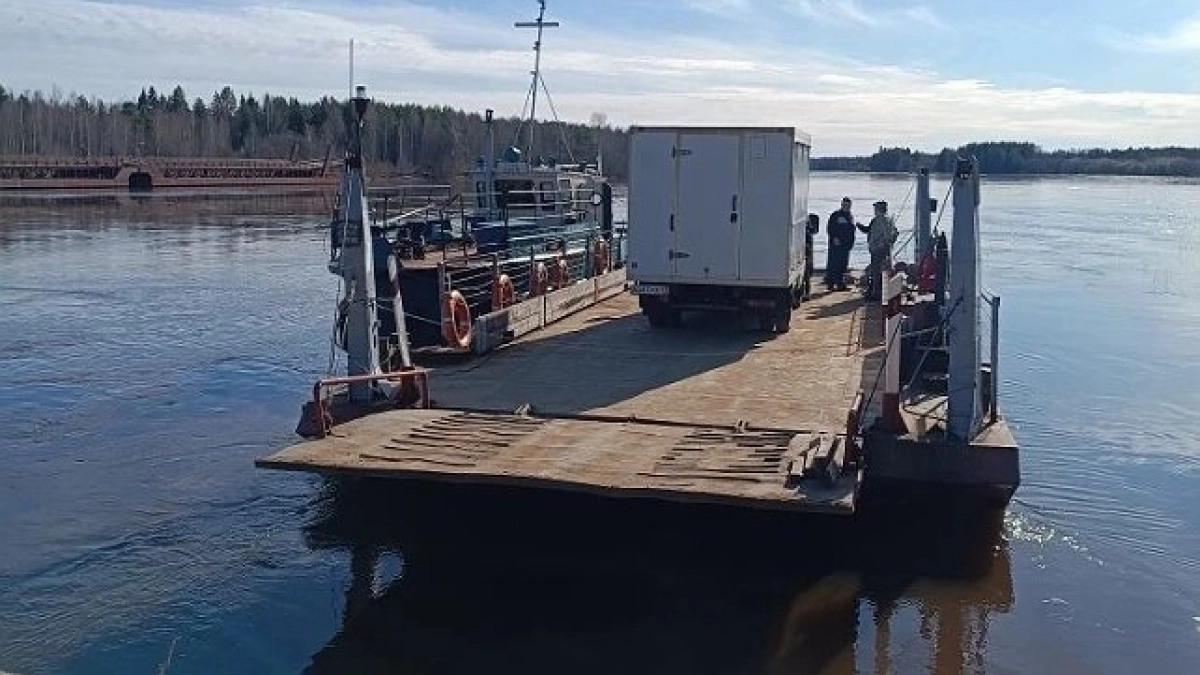В Кировской области жители остались без моста и катаются на катере 