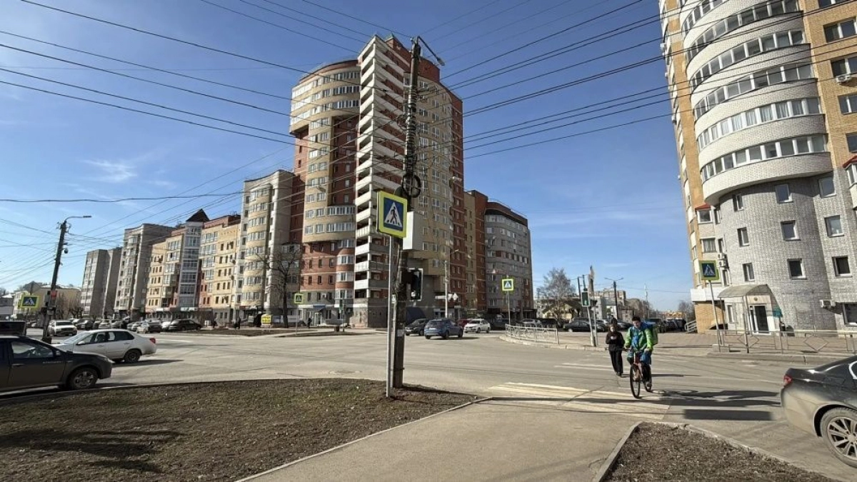 На перекрестке Горького и Маклина в Кирове установят новые светофоры и камеры