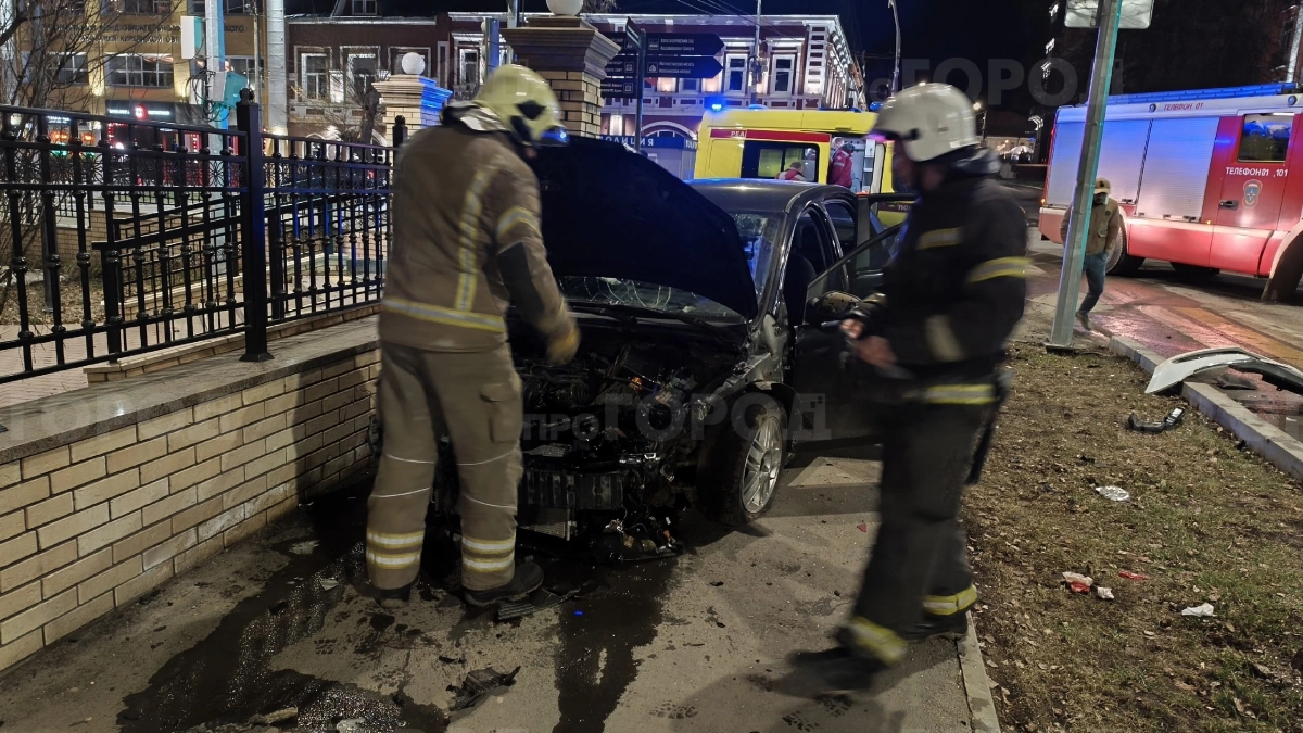 Появилось видео ночной жесткой аварии у рок-клуба в Кирове