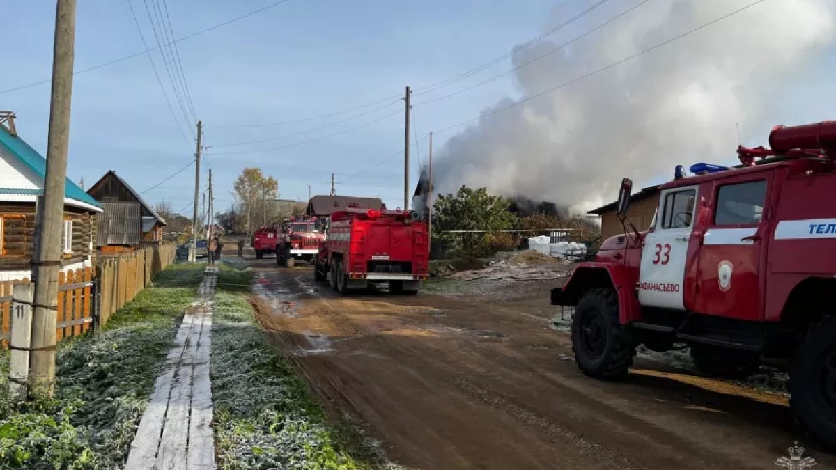 Житель Даровского района пострадал во время мощного пожара в частном доме