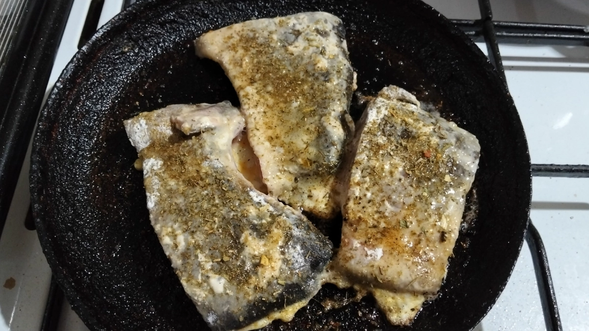 Накрывать ли рыбу крышкой во время жарки? Запомните раз и навсегда