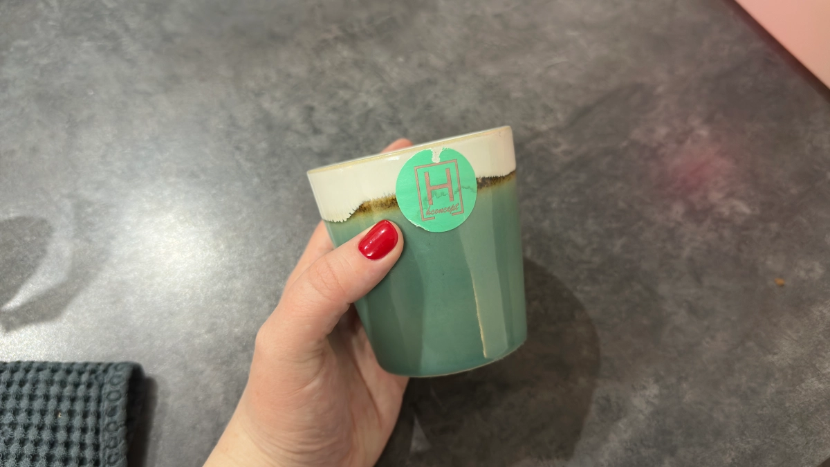 Больше никакой возни: гениальный лайфхак, как снять наклейку с посуды за 5 минут без следов