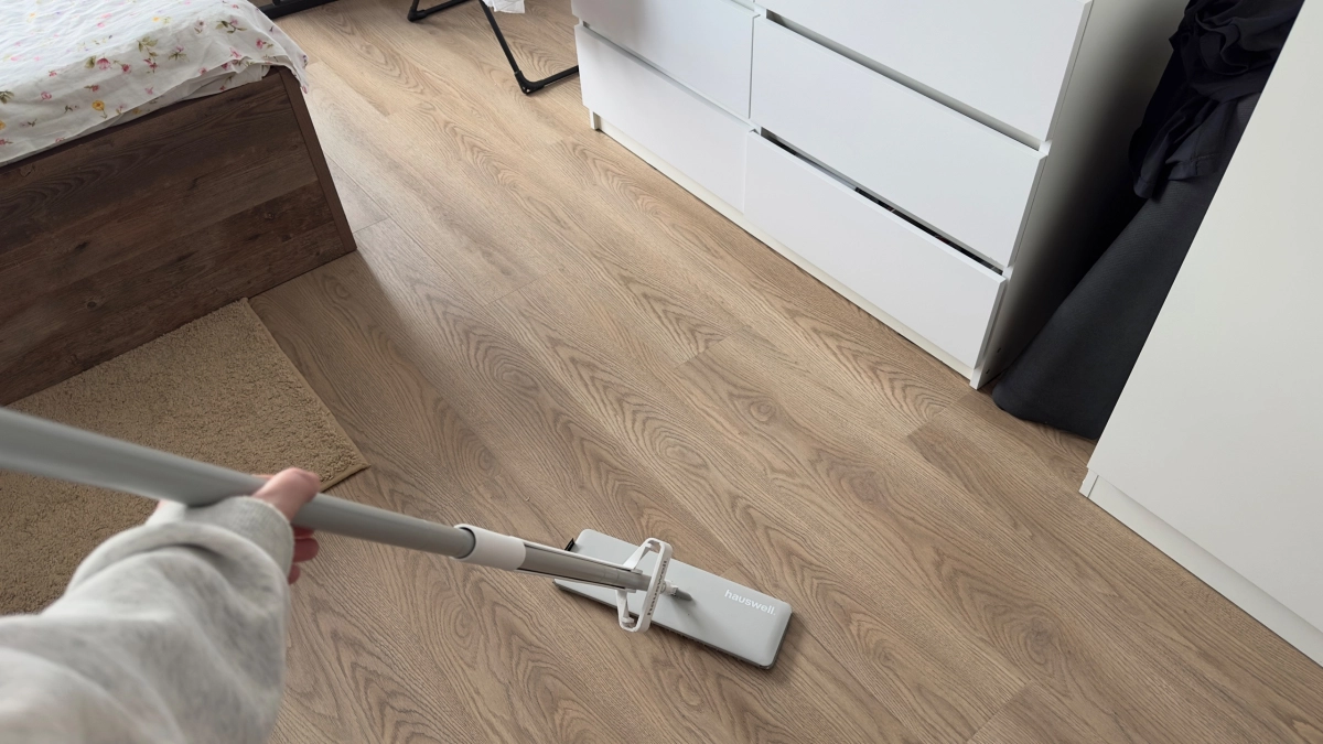 Добавляю одну ложку в воду и забыла о частой уборке: полы сияют и не пачкаются неделями