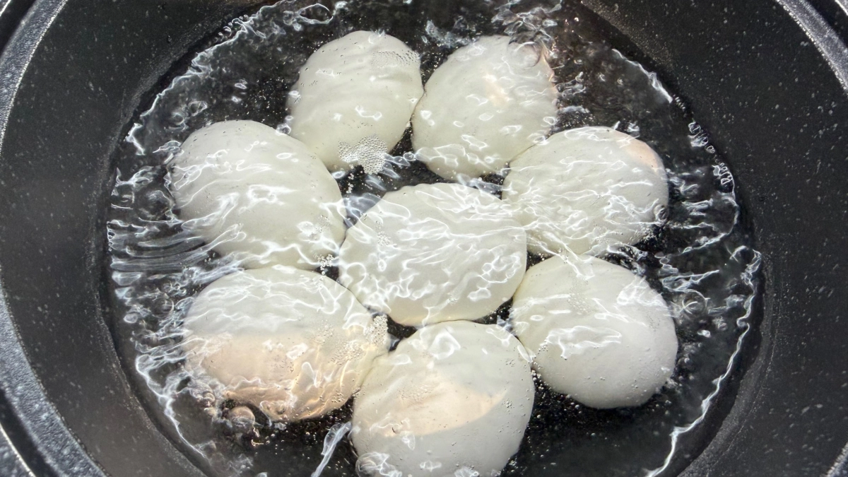 Повар наконец научил: в какую воду класть яйца для варки - в холодную или горячую