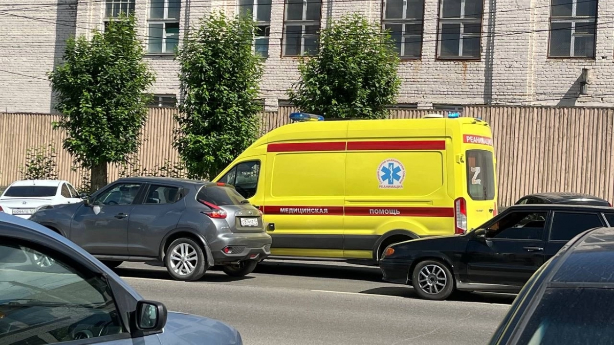 Что делать если встал на красный, а сзади скорая помощь с мигалкой и сиреной - уступать или нет