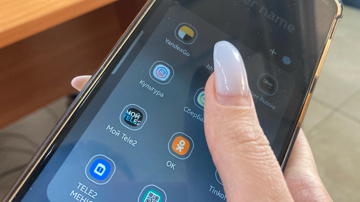 Россияне жалуются на непонятные списания с банковских карт. Что происходит и инструкция, как вернуть списанное