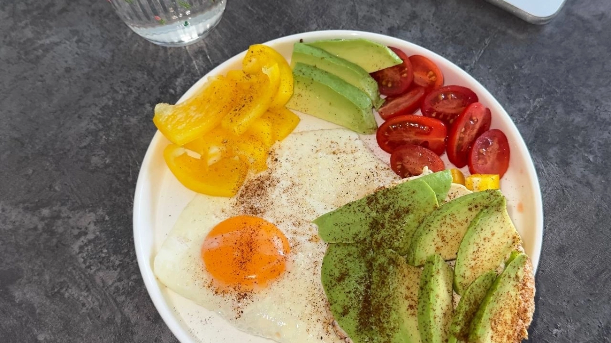 Не жарьте яйца сразу. Один простой прием, который превращает завтрак в шедевр