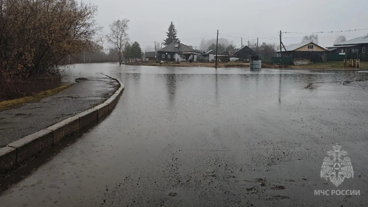 Вятка продолжает подниматься: подтоплены дома, дороги и мосты 