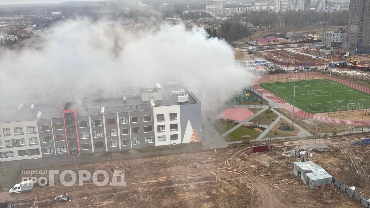 В Кирове тушили возгорание возле школы 