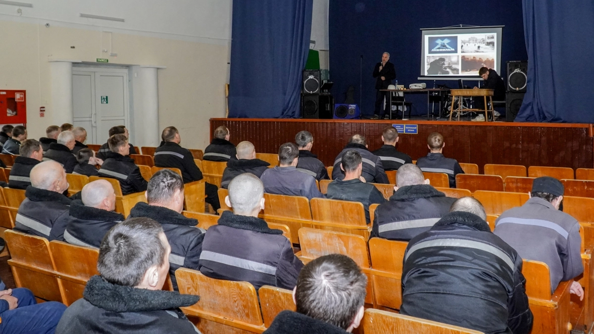 Актер из сериала "Тайны следствия"(18+) выступил в колонии Кирово-Чепецка 