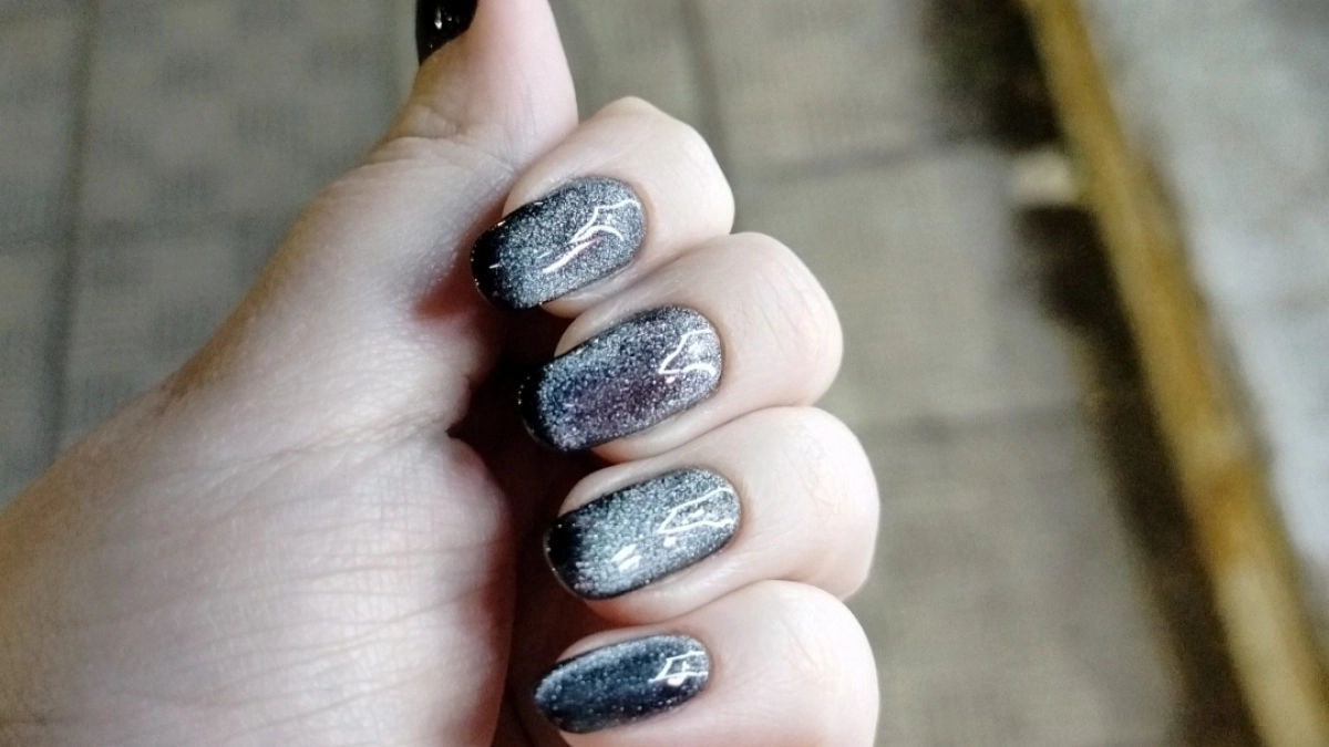 Каждый вечер капаю копеечное средство на ногти: пластина стала крепкой и толстой - лак не скалывается