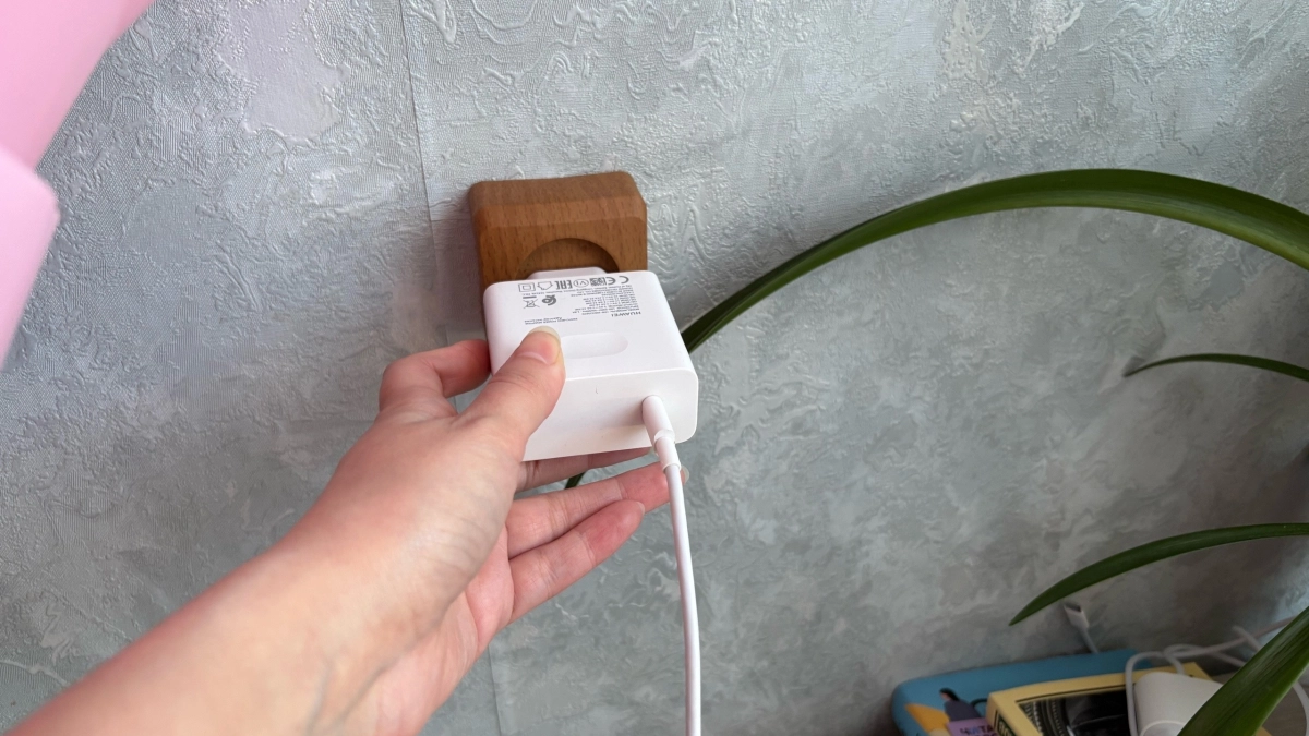 "Не боитесь последствий?" Мастер по ремонту рассказал, чем грозит неправильная зарядка телефона