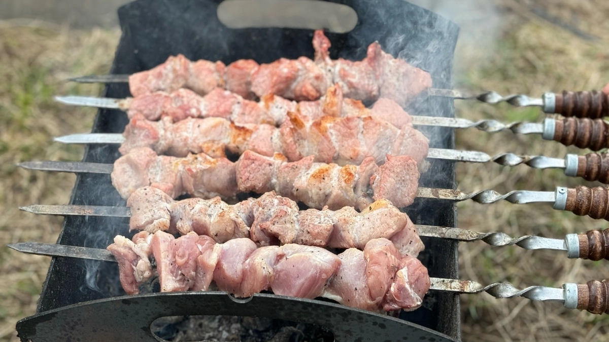 Не нанизывайте мясо и овощи на шампур - всю жизнь вы готовили шашлык неправильно