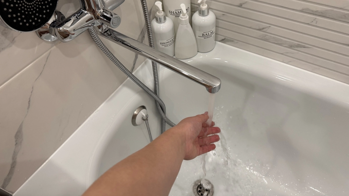 Всего одна капля в слив: совет сантехника, который навсегда избавит от засоров