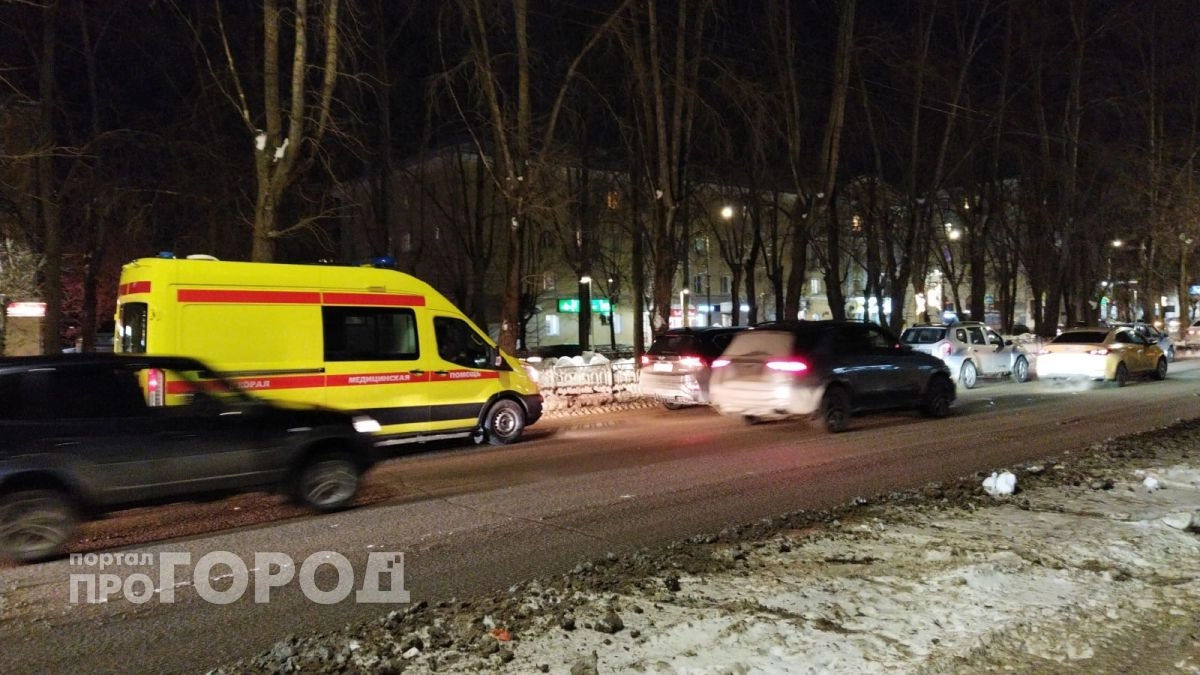 Влетел в дерево: спасателям пришлось вырезать пострадавшего из искореженного авто на трассе в Кировской области 