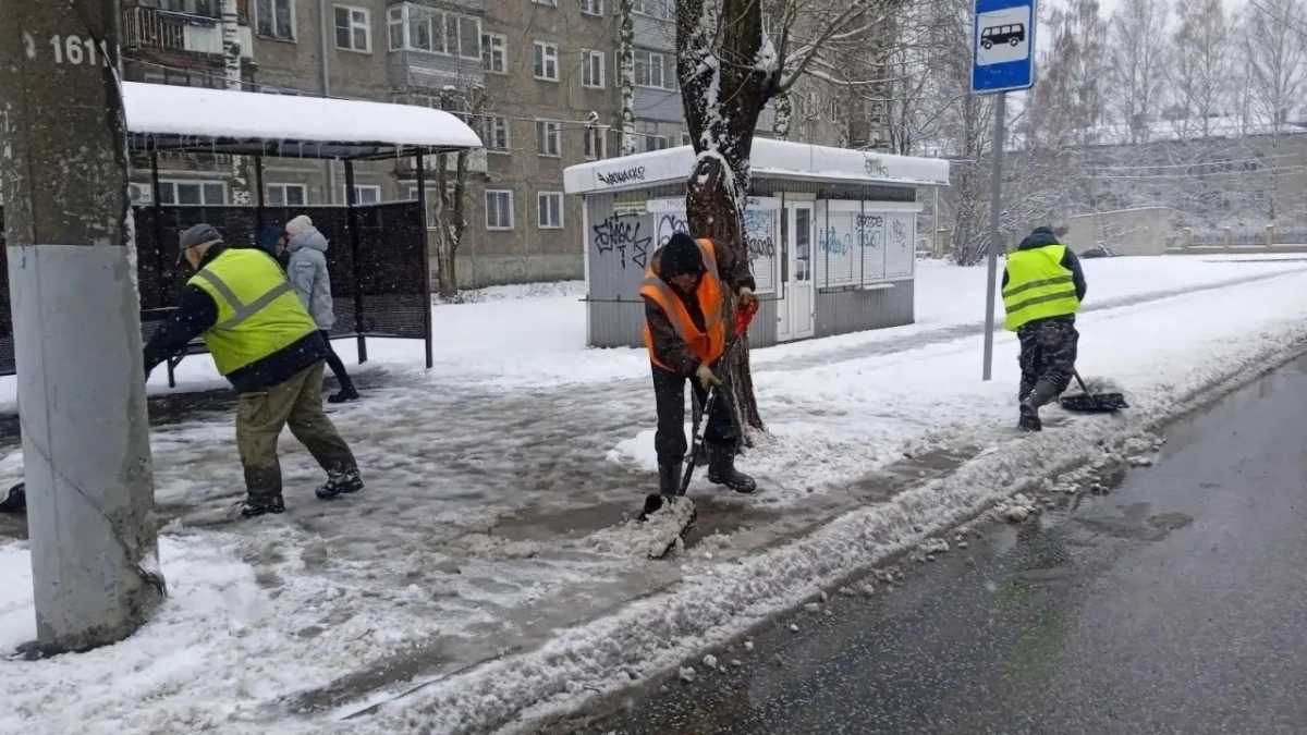 "На личном контроле губернатора": глава кировской администрации рассказал об обстановке в городе после снегопада