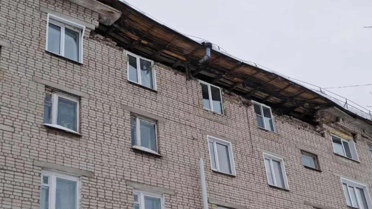 Дождь пробивает полиэтилен и топит балконы многоэтажки в Яранске