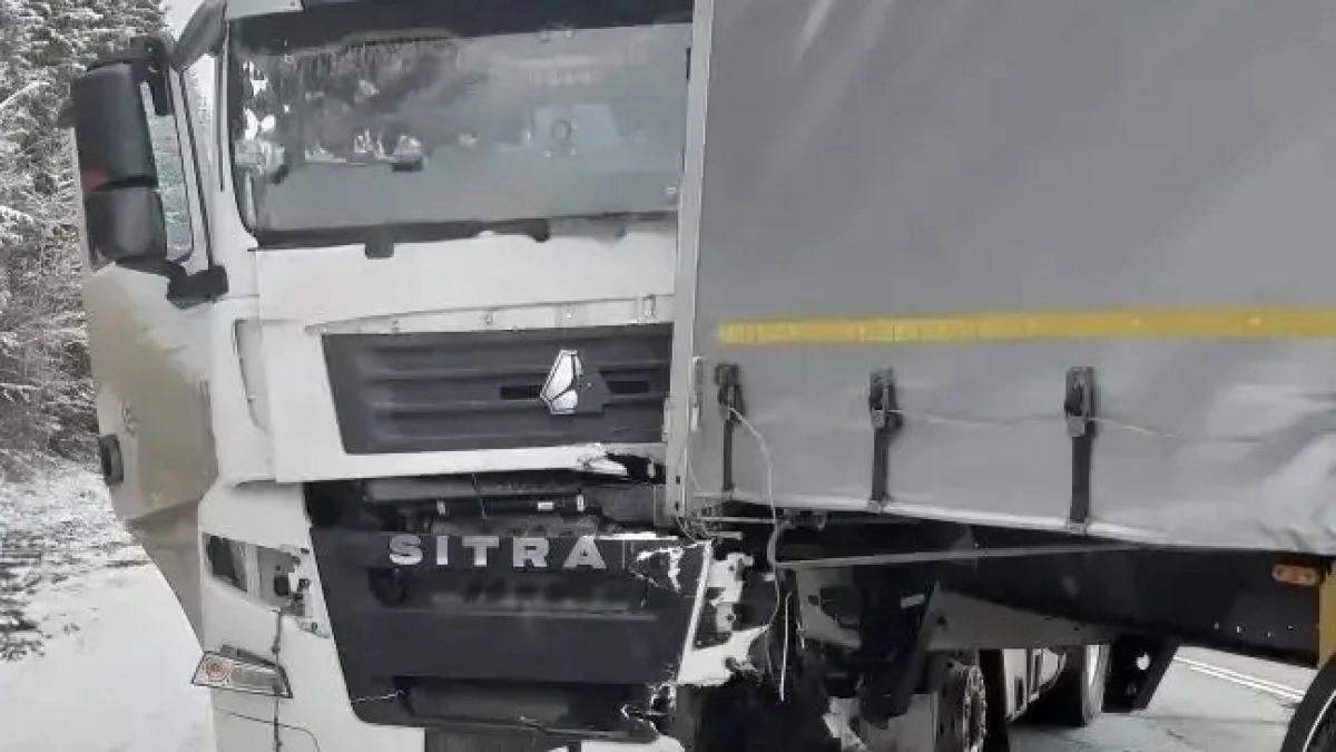 Два человека пострадали в ДТП с тремя грузовиками в Омутнинском районе