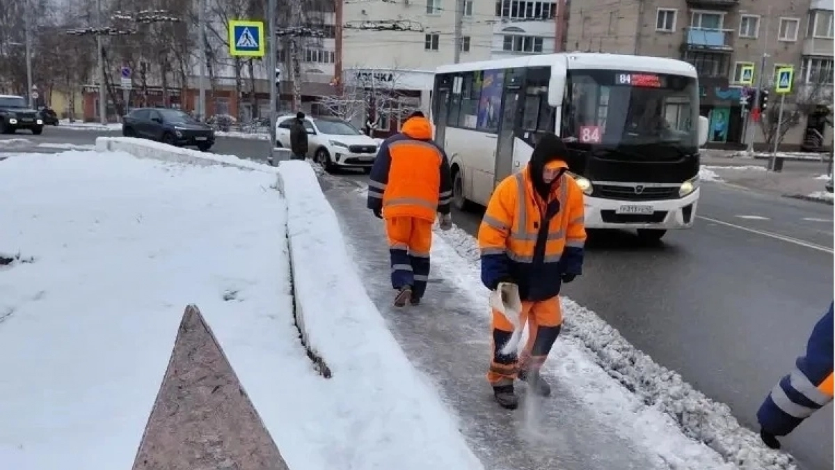 В Кирове из-за непогоды усилили обработку тротуаров и проезжей части