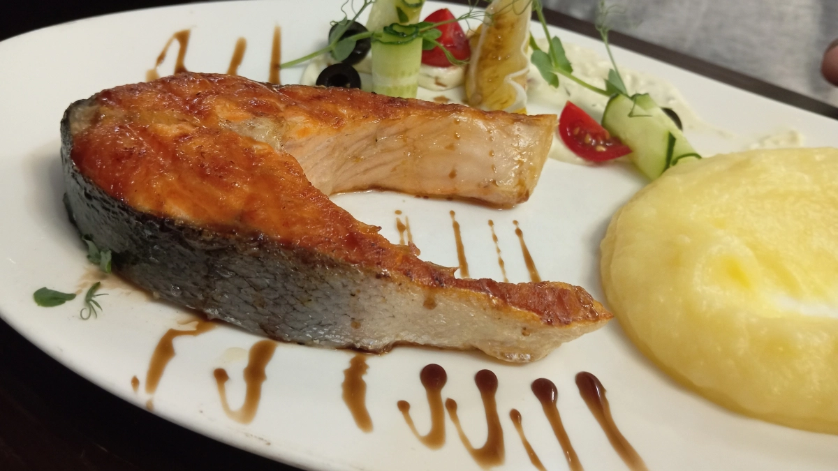 Забудьте о брызгах: как жарить рыбу, чтобы плита сияла, а корочка хрустела — 2 простых метода