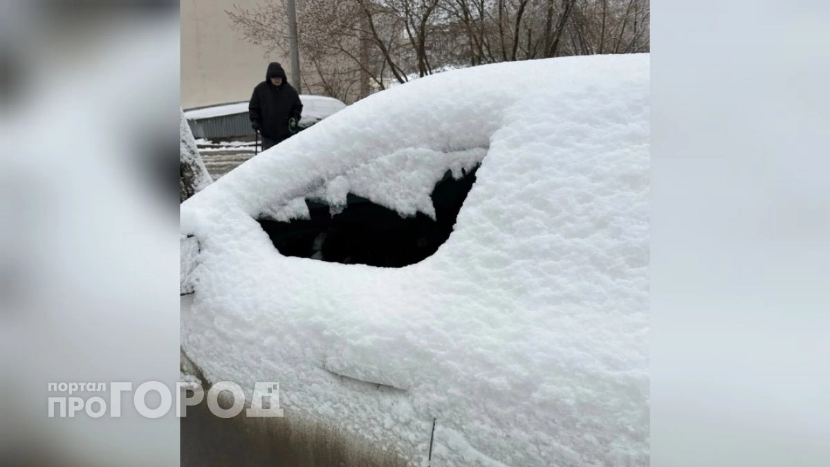 В Кирове неизвестный разбил стекла 11 машин на парковке: видео с места
