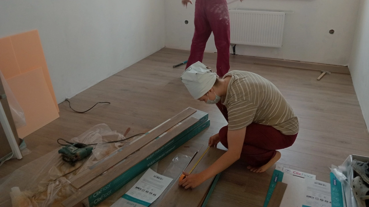 Ламинат, винил или плитка: какой пол реально не вздуется и не разорит – сравнение с примерами