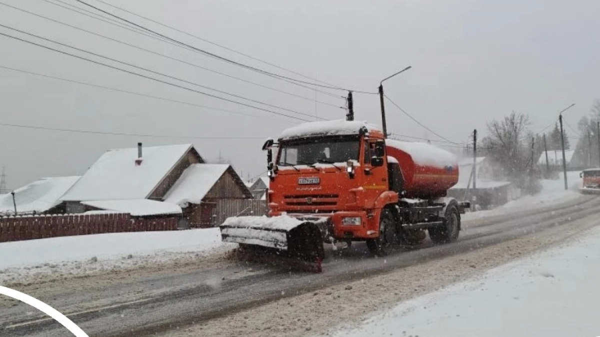 На улицы Кирова вывели всю дорожную технику из-за снегопадов и метели