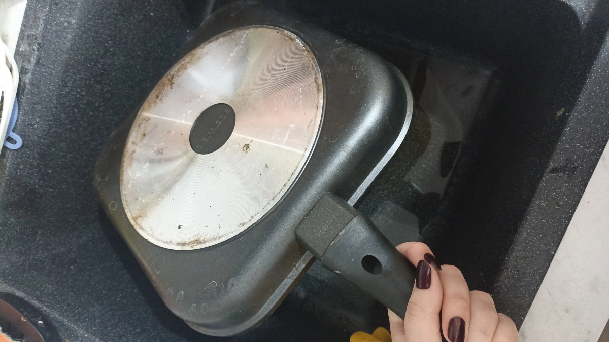 10-летняя сковорода снова как новая: 1 стакан раствора - и можно жарить без масла