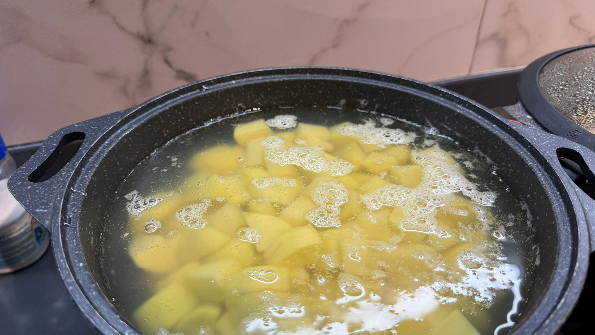 Картофель варите не в воде, а в этом - впитает все блаженство: секрет шеф-повара