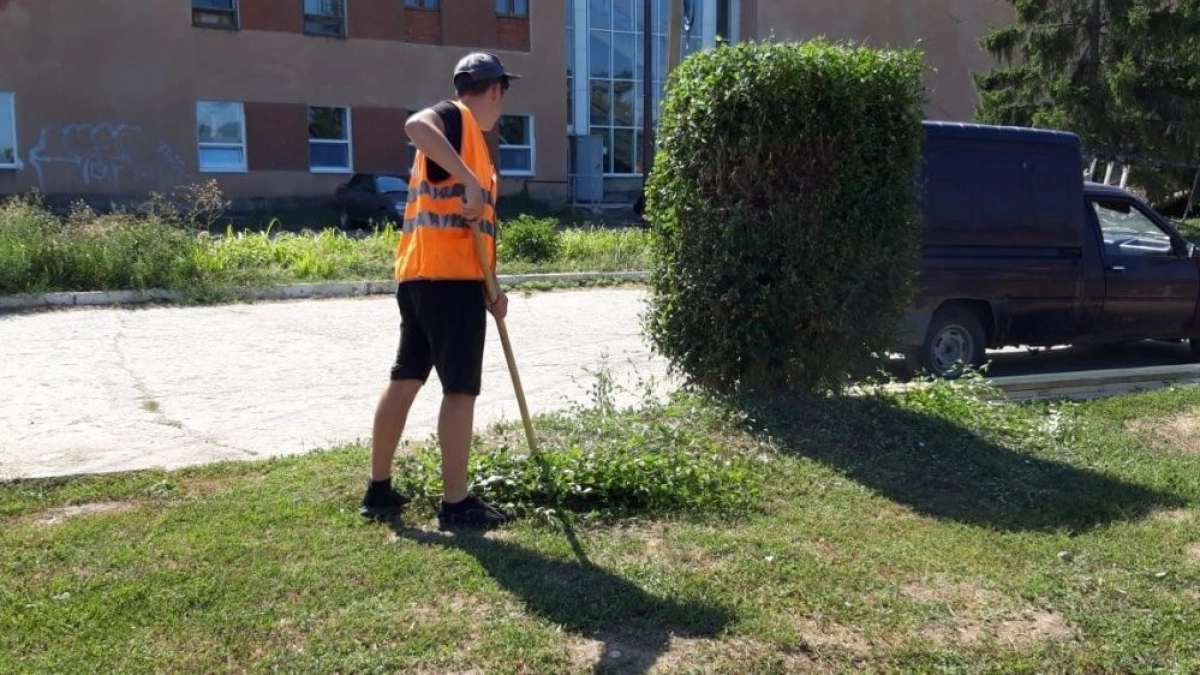 Более тысячи кировских подростков смогут поработать во время летних каникул