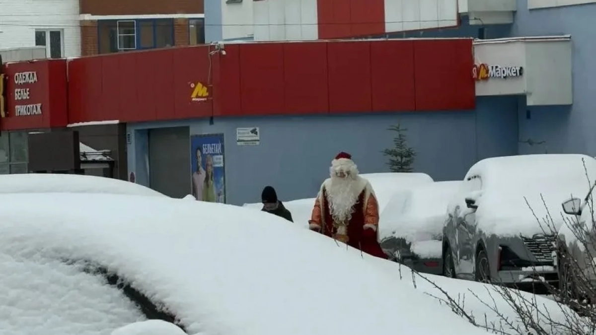 Второй Новый год наступил в апреле: в Кирове Дед Мороз дарил подарки и праздничное настроение